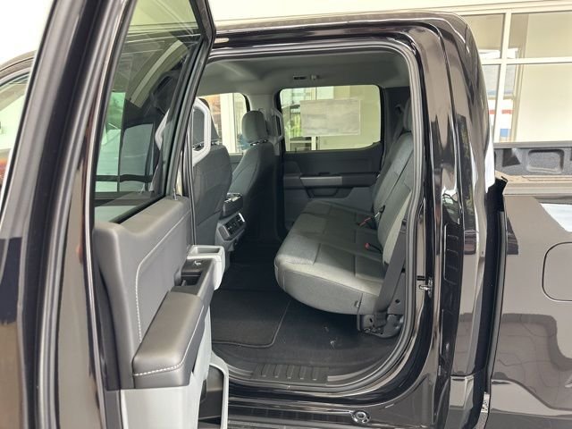 Used 2025 Agate Black Metallic Ford XLT image 43