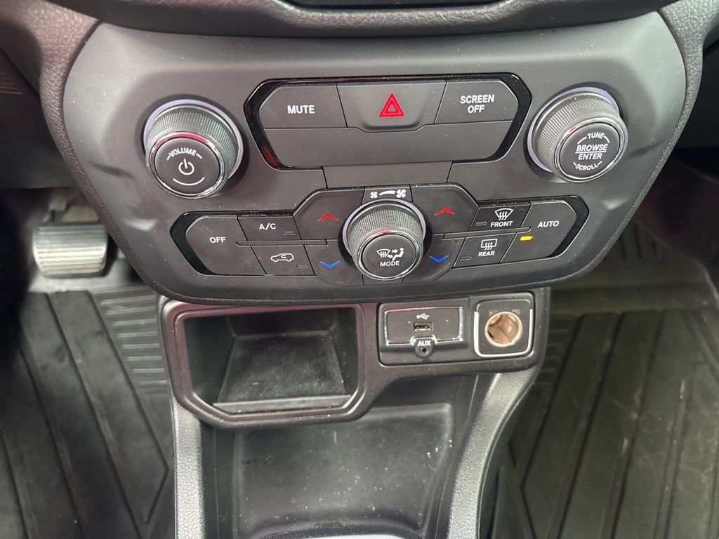 Certified Used 2018 Gray Jeep Latitude image 27