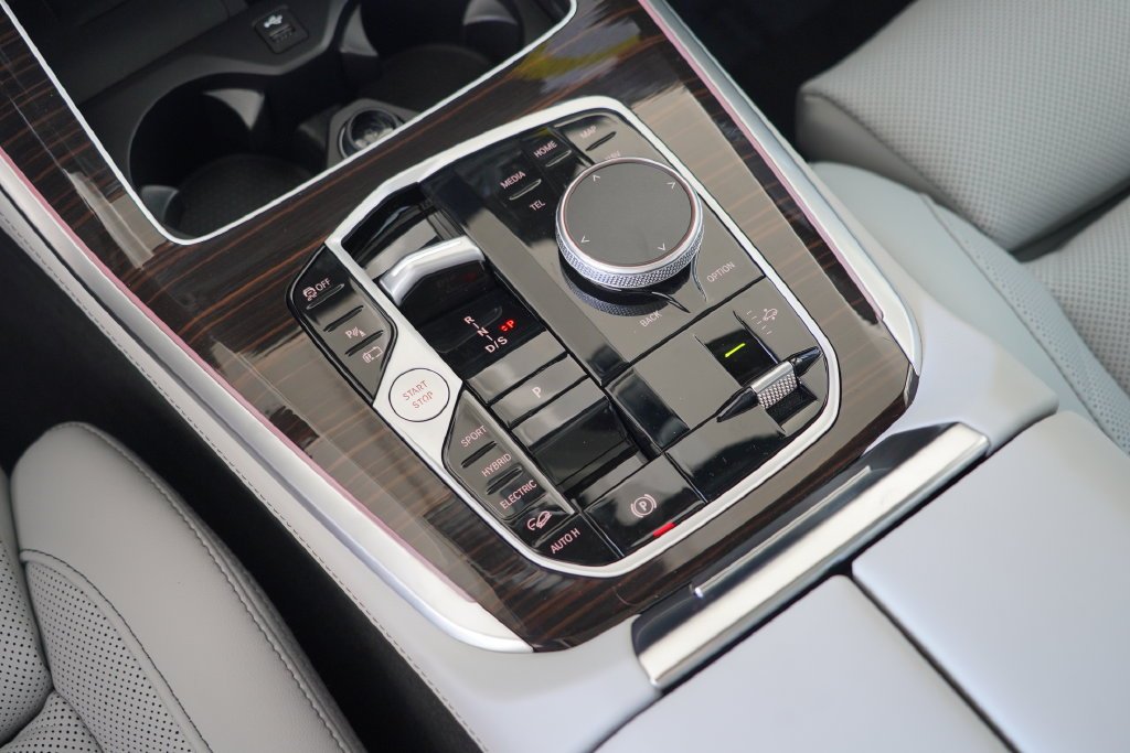 New 2026 Black Sapphire Metallic BMW xDrive50e image 30