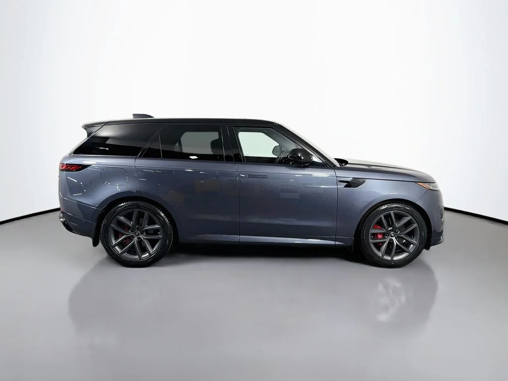 Certified Used 2023 Varesine Blue Metallic Land Rover SE Dynamic image 4