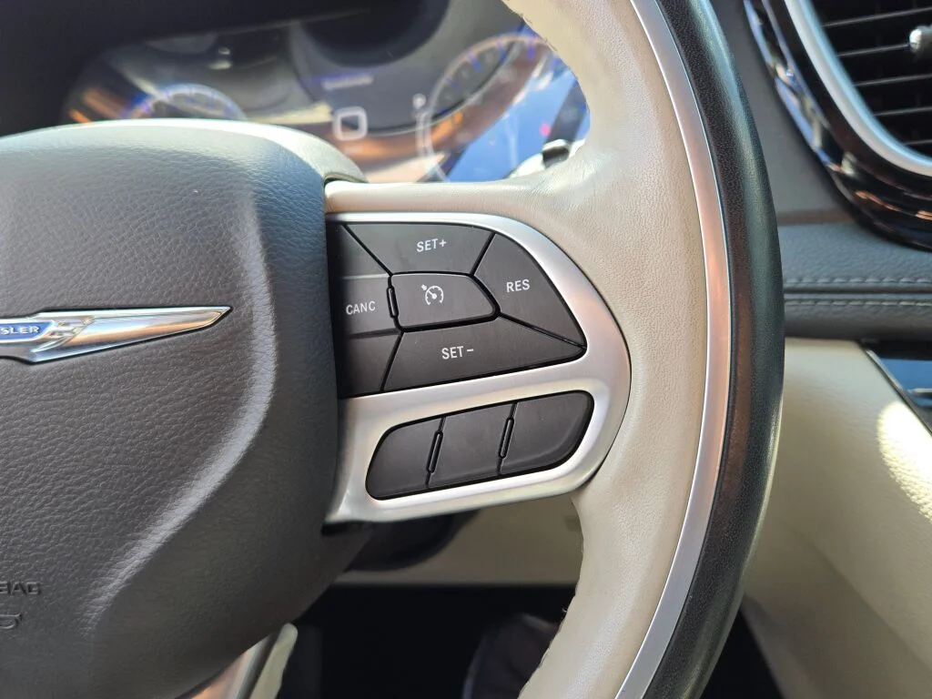 Used 2020 Black Chrysler Limited image 34