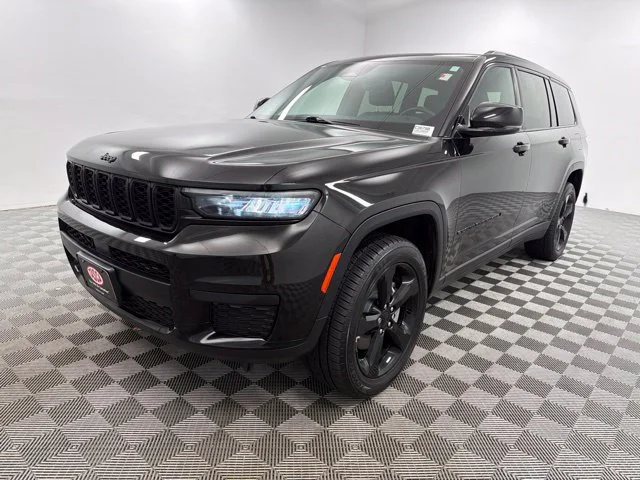 Used 2021 Black Jeep Altitude image 3