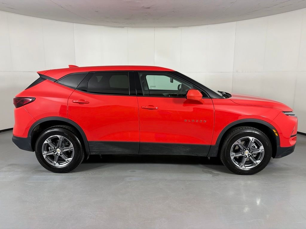 Used 2025 Orange Chevrolet LT image 9