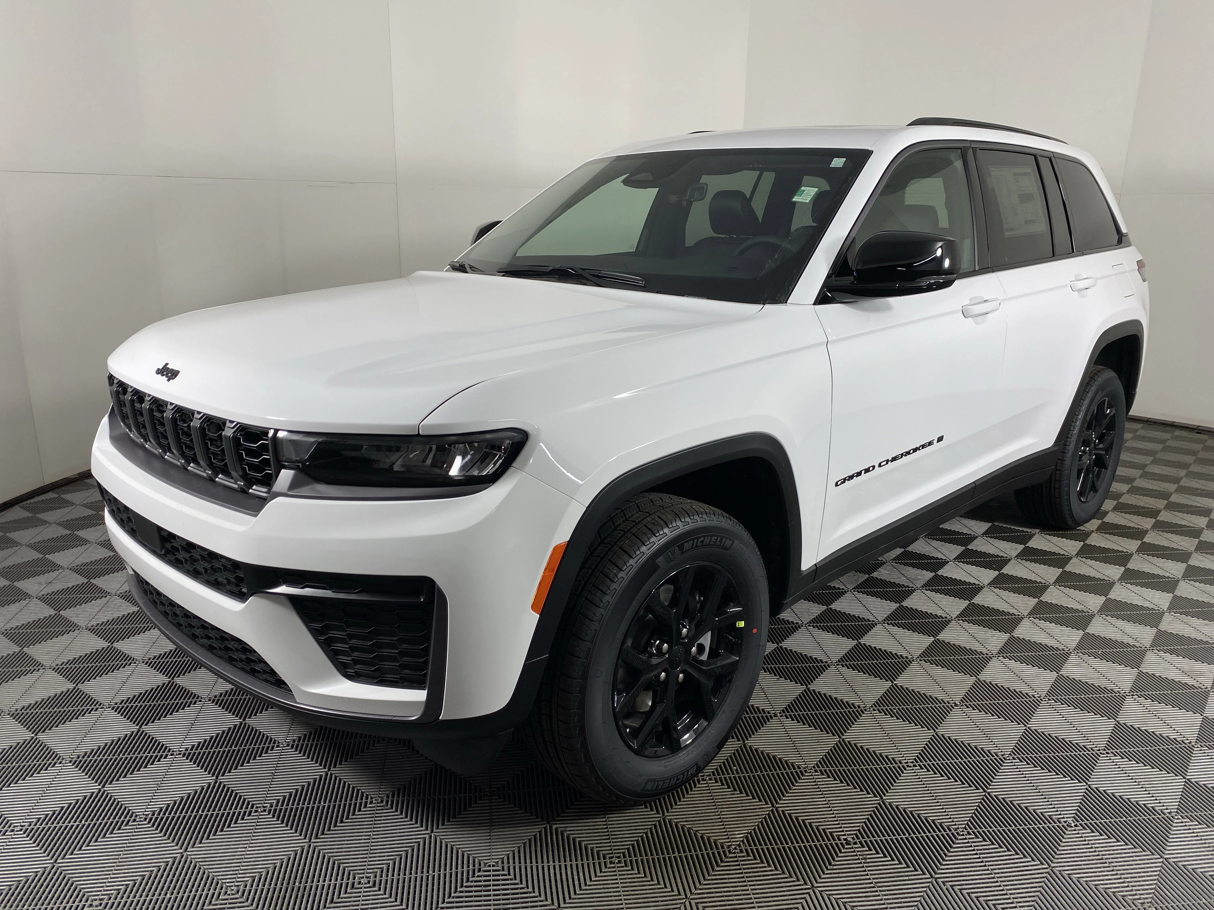 New 2026 Bright White Clear-Coat Exterior Paint Jeep Altitude image 11