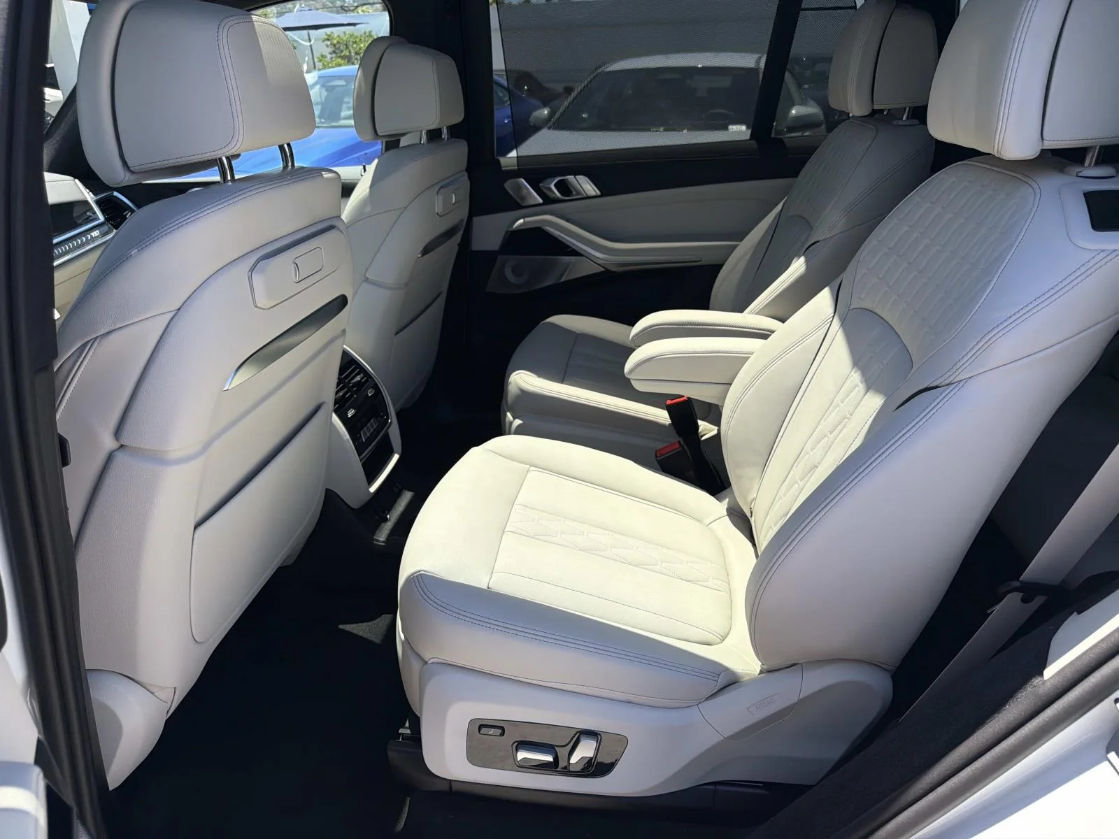 New 2026 Mineral White Metallic BMW ALPINA XB7 image 11