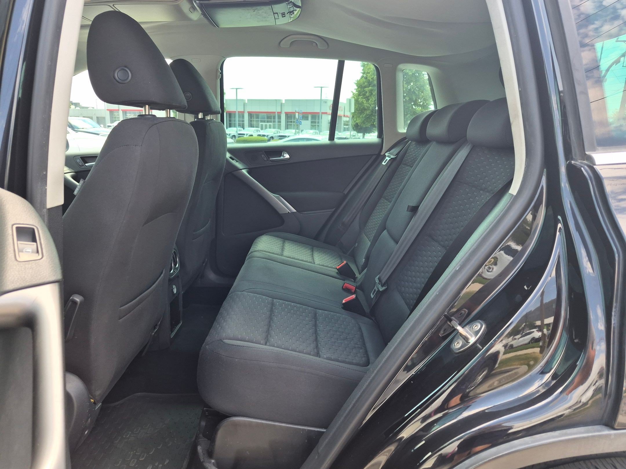 Used 2009 Black Volkswagen SE image 25
