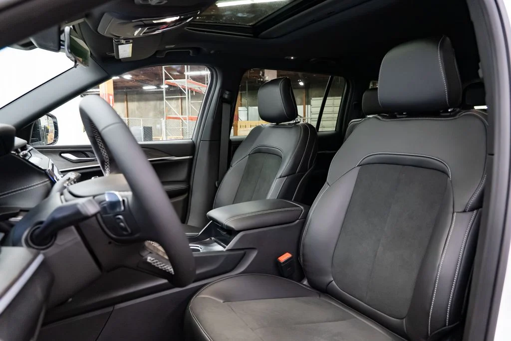 New 2026 Bright White Clear-Coat Exterior Paint Jeep Laredo image 25