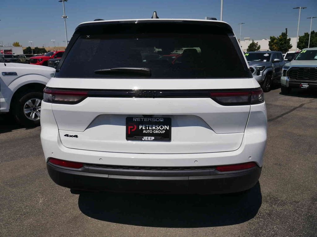 New 2026 Bright White Clear-Coat Exterior Paint Jeep Laredo image 18
