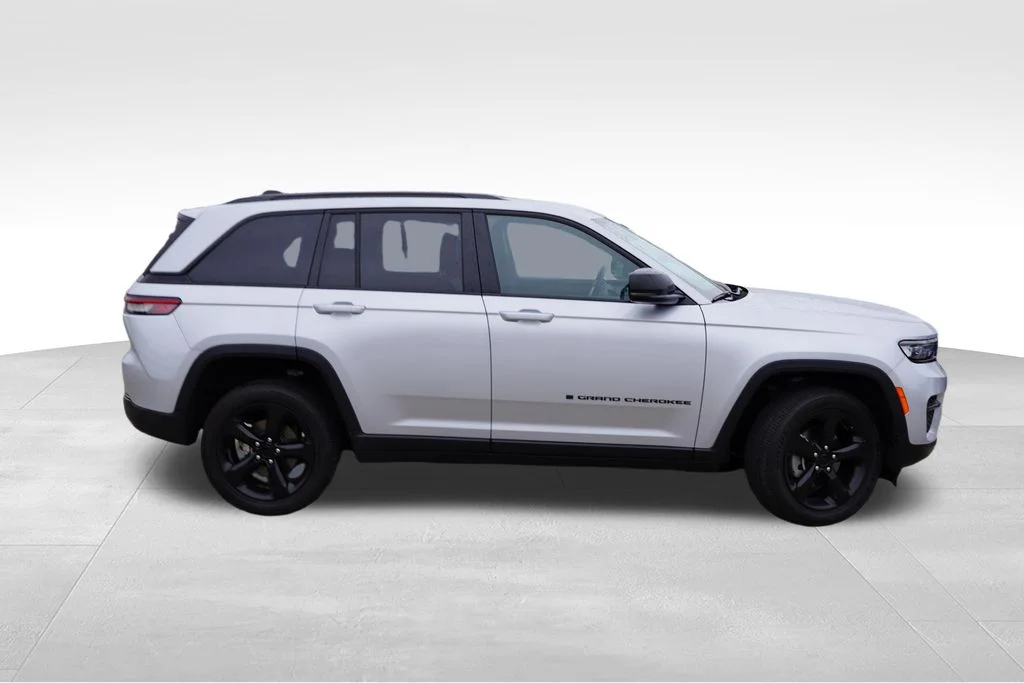 Certified Used 2023 Silver Zynith Jeep Altitude X image 2