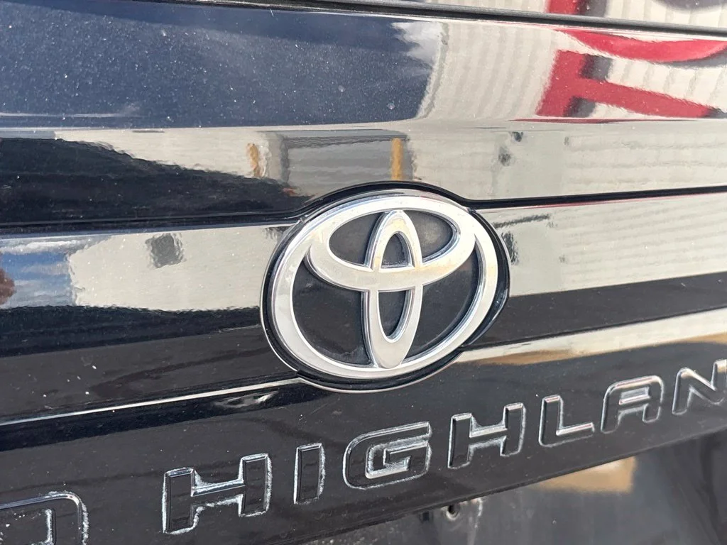 Used 2025 Black Toyota XLE image 37