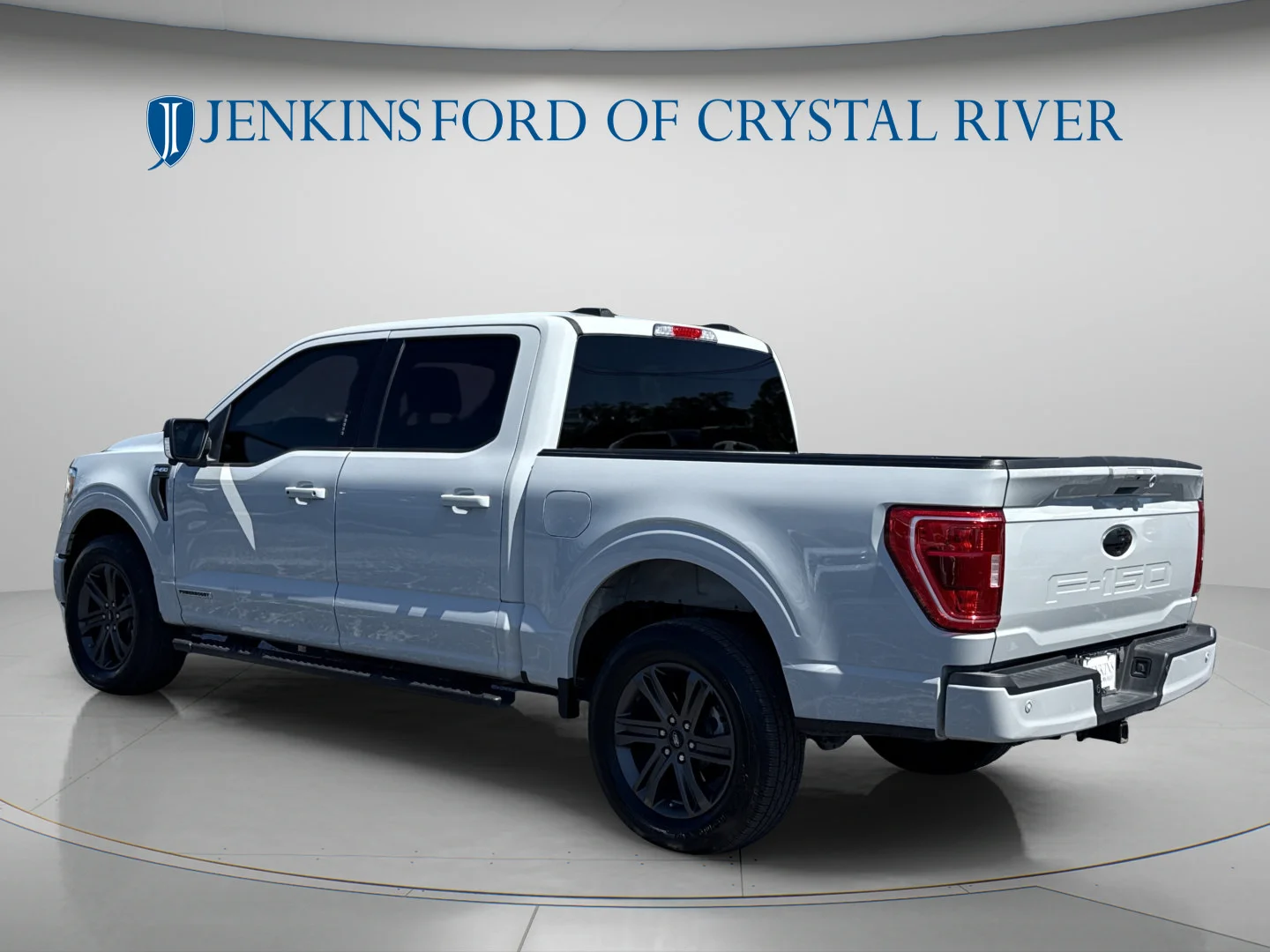Used 2023 Avalanche Gray Ford XLT image 10