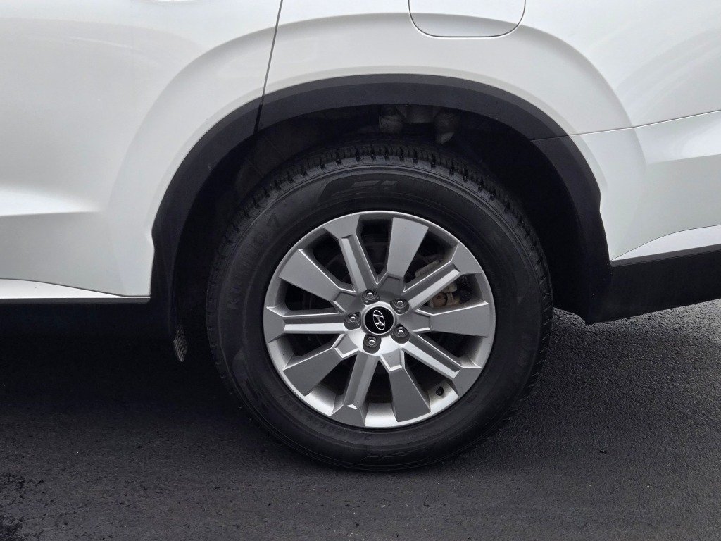 Used 2025 White Hyundai SEL image 17