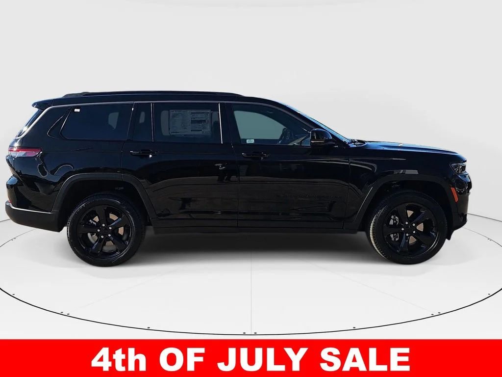New 2026 Diamond Black Crystal Pearl-Coat Exterior Paint Jeep Limited image 2