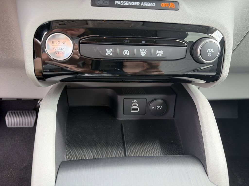 Used 2025 White Ford Active image 24
