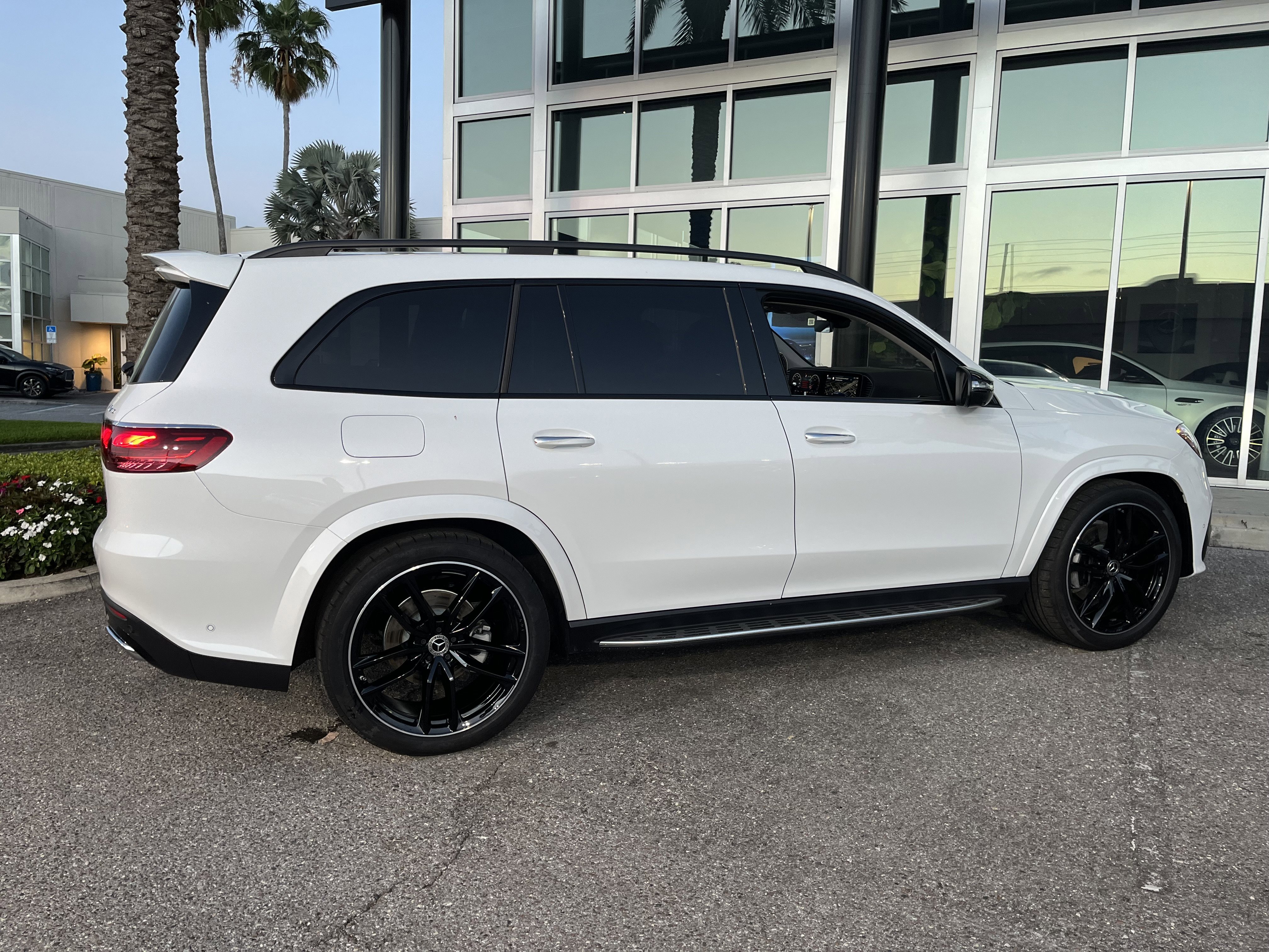 New 2026 MANUFAKTUR Moonlight White Metallic Mercedes-Benz GLS 450 image 7
