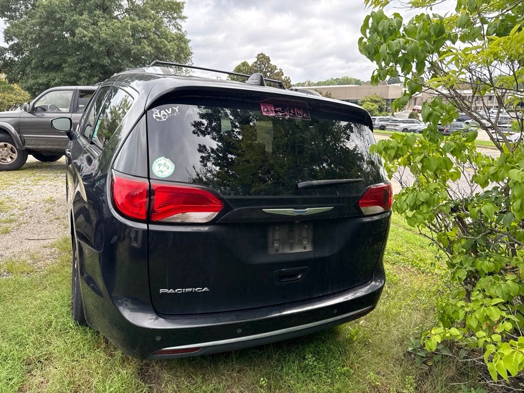 Used 2018 Black Chrysler Touring L image 2