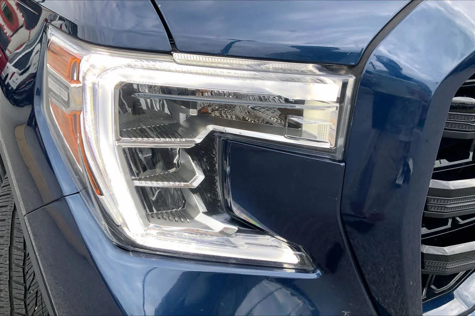 Used 2021 Pacific Blue Metallic GMC Elevation image 25