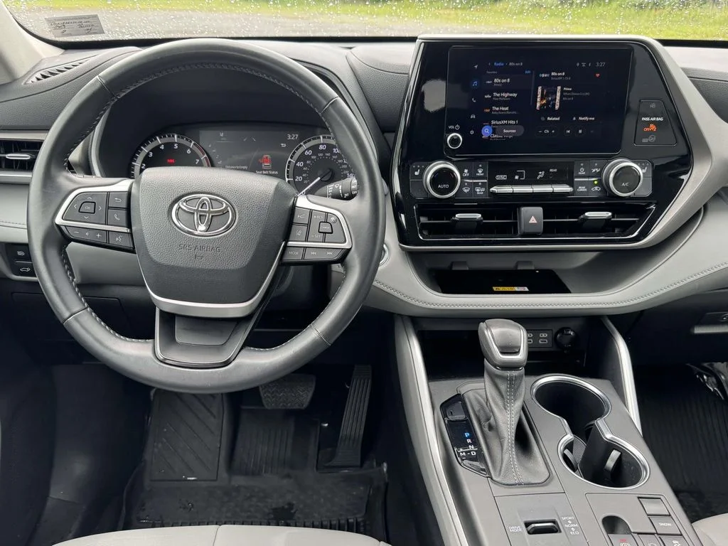 Used 2023  Toyota XLE image 17