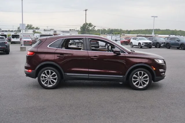 Used 2019 Red Lincoln Select image 8
