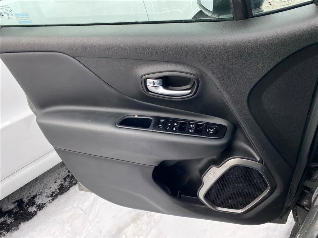 Used 2022 Sting-Gray Clearcoat Jeep Latitude image 14