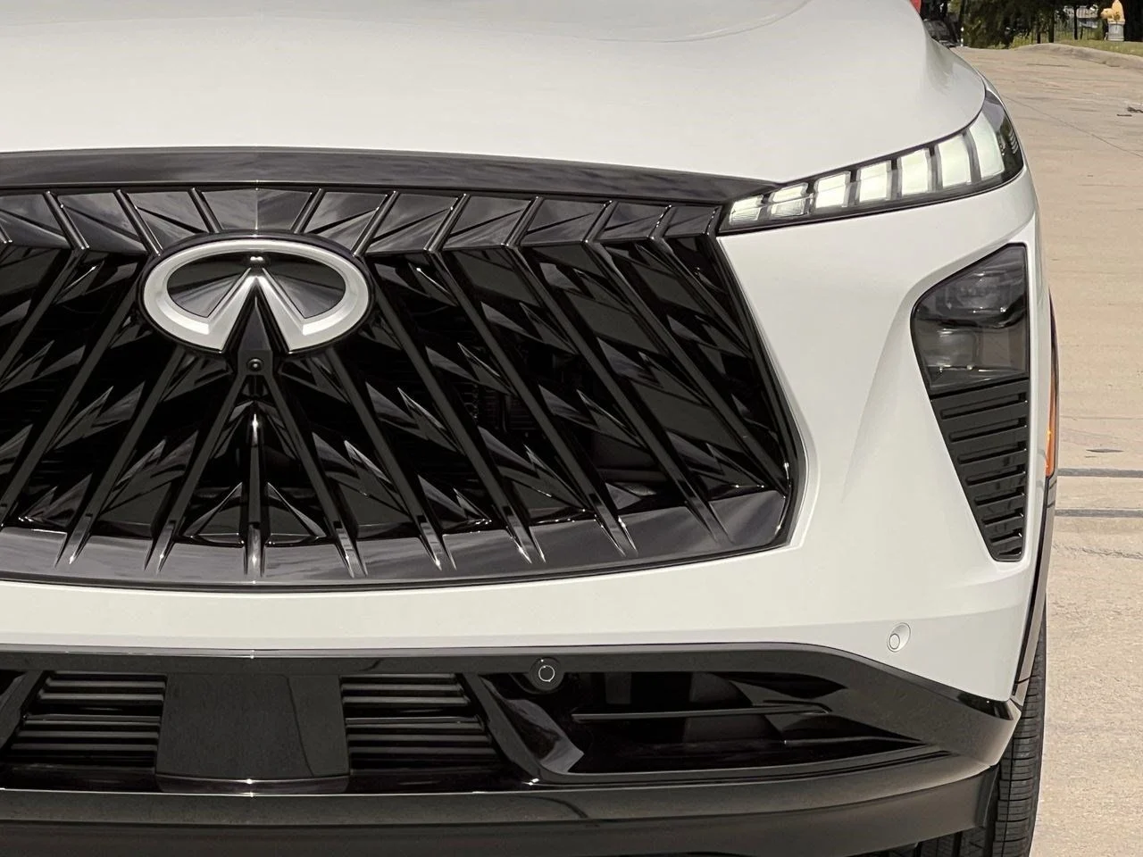 New 2027 2T RAD WHT INFINITI Autograph AWD image 8