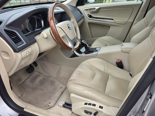 Used 2017 Silver Volvo T5 Inscription image 8