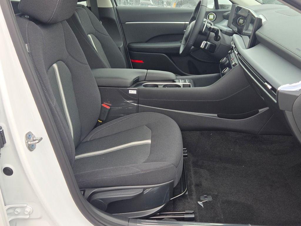 New 2026 White Hyundai SEL Sport image 6