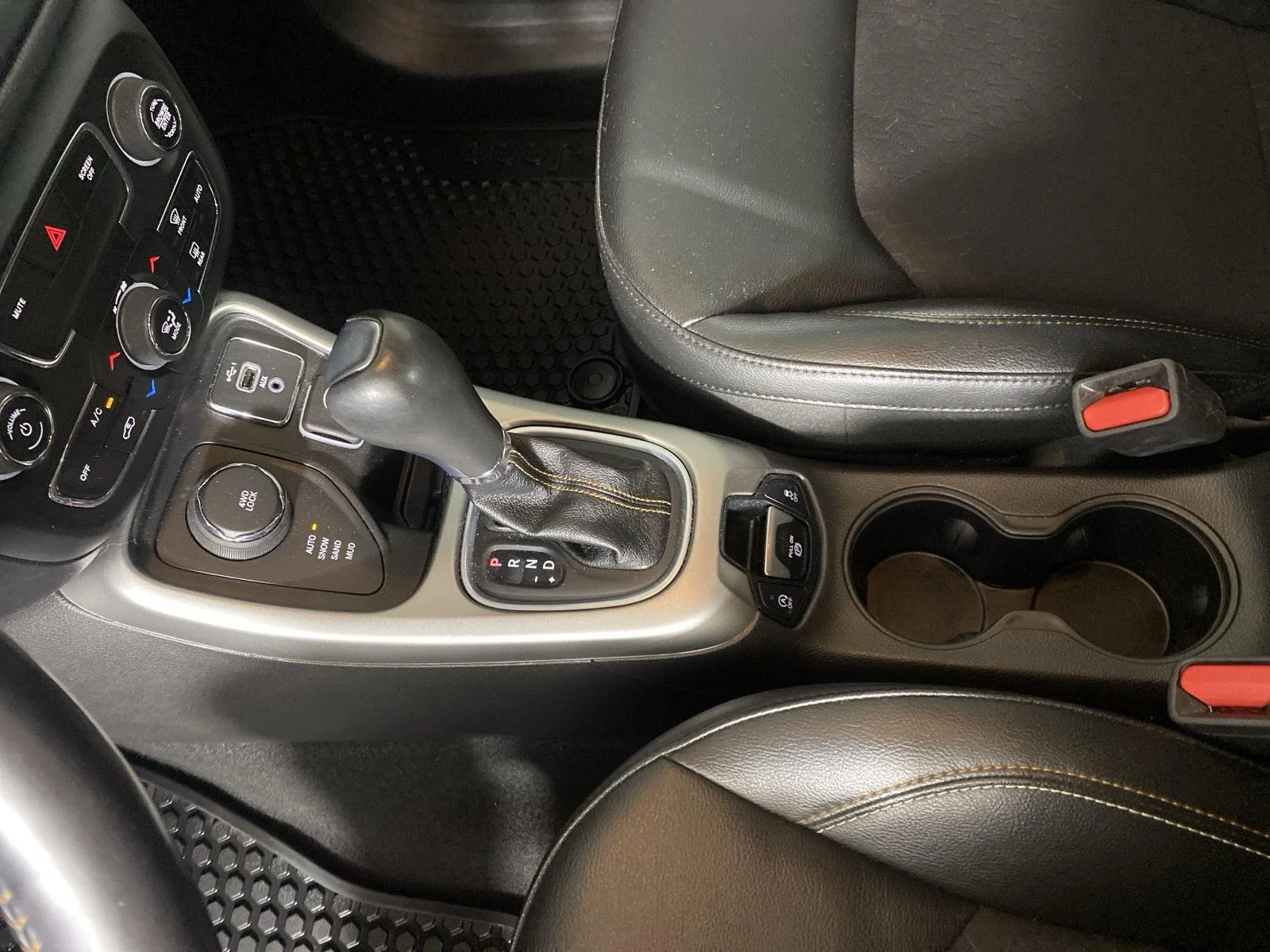 Used 2020 Laser Blue Pearlcoat Jeep Latitude image 20