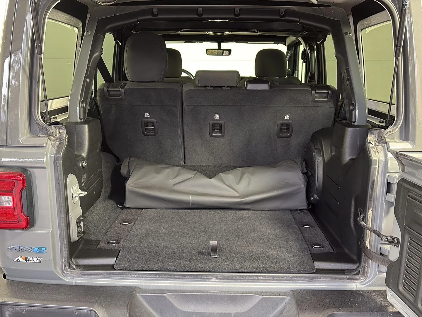 Used 2023 Sting-Gray Clearcoat Jeep Rubicon image 9