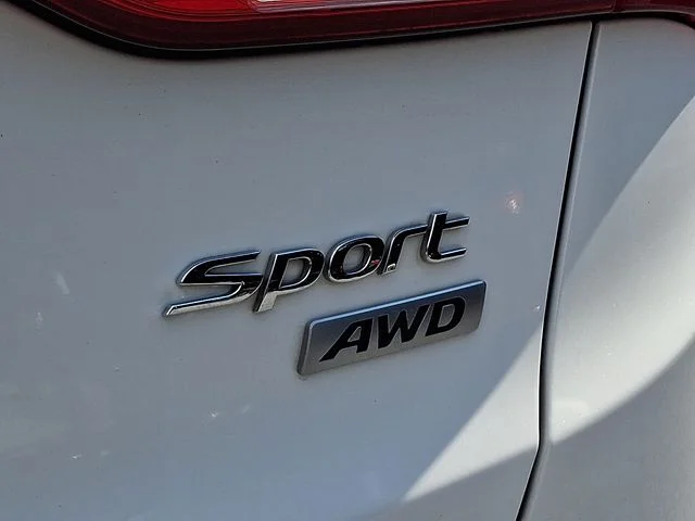 Used 2013 White Hyundai Base image 35