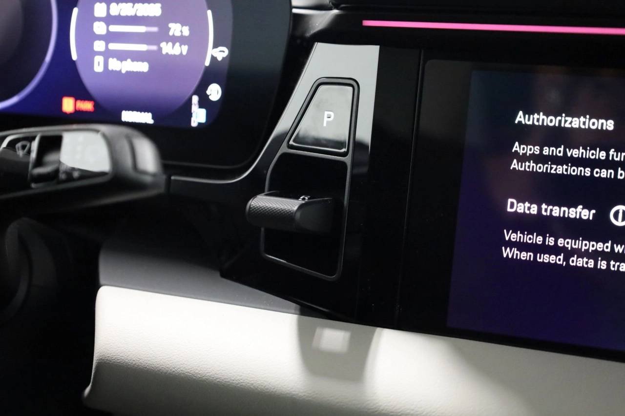2025 Porsche Macan Turbo Electric - Photo 28