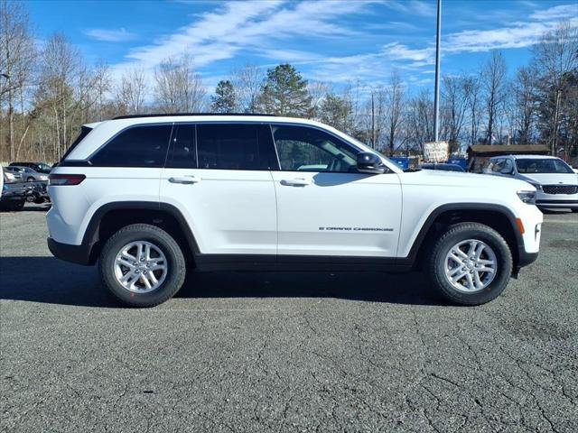 New 2025 Bright White Clear-Coat Exterior Paint Jeep Laredo image 46