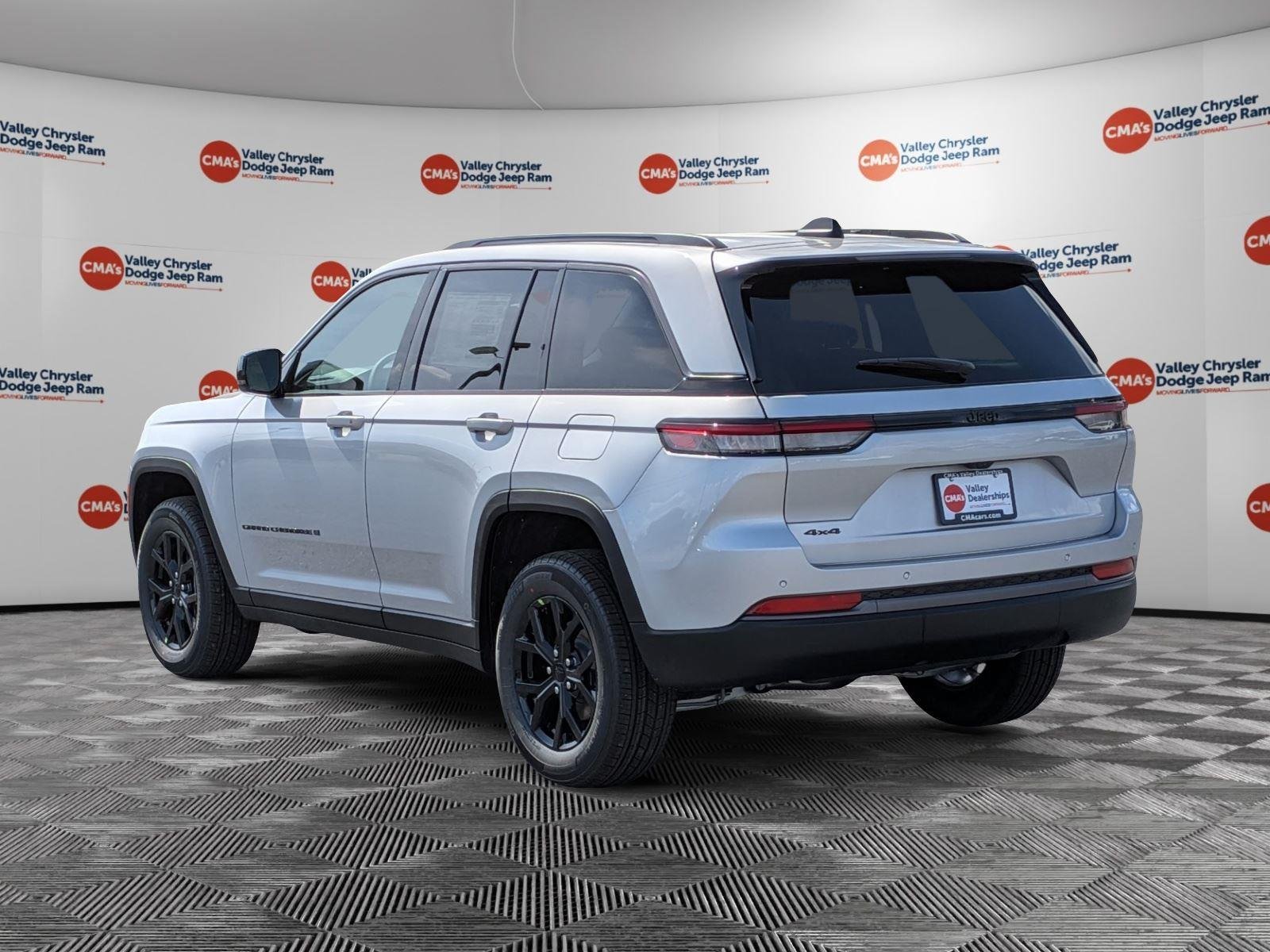 New 2026 Silver Zynith Exterior Paint Jeep Laredo Altitude image 7