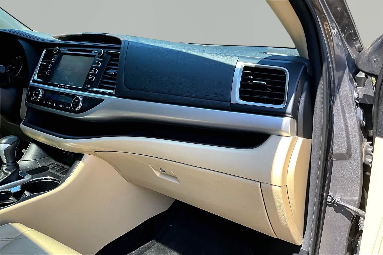 Used 2018 Predawn Gray Mica Toyota XLE image 19