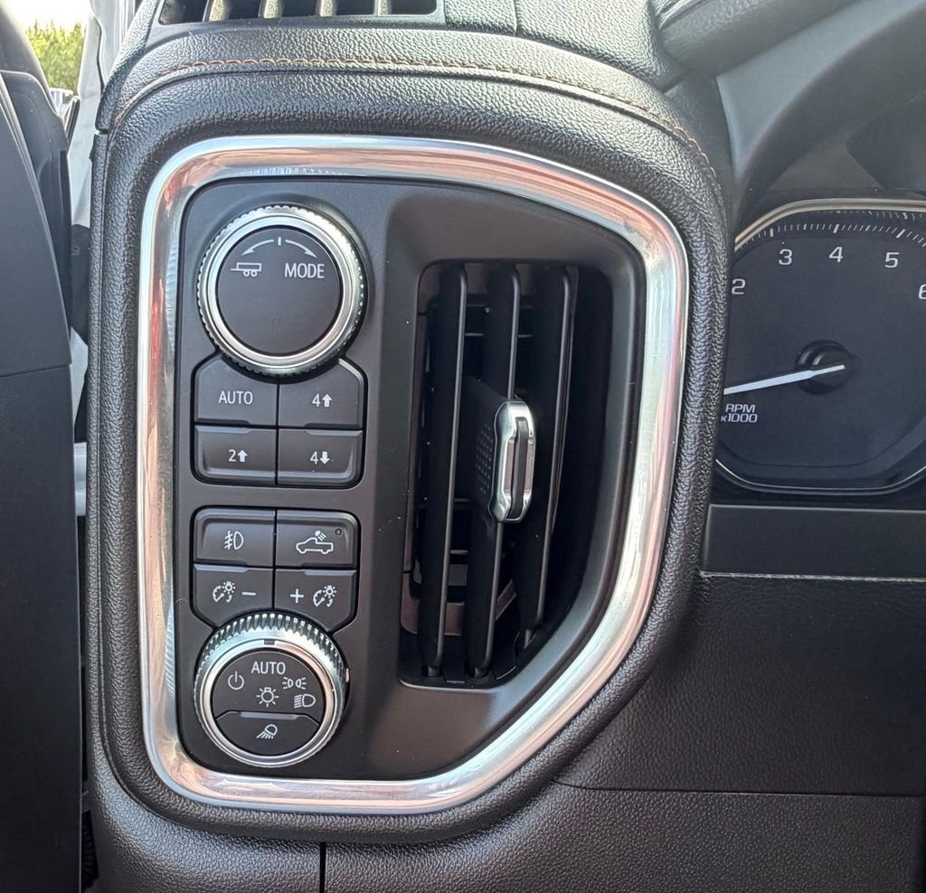 Used 2022 White GMC AT4 image 24
