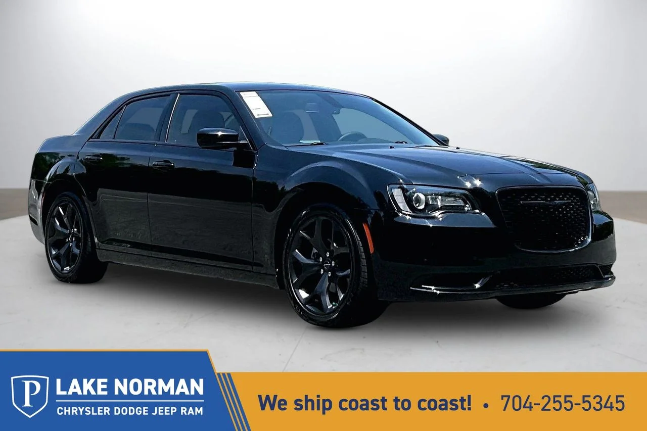 2022 Chrysler 300 Touring's photo