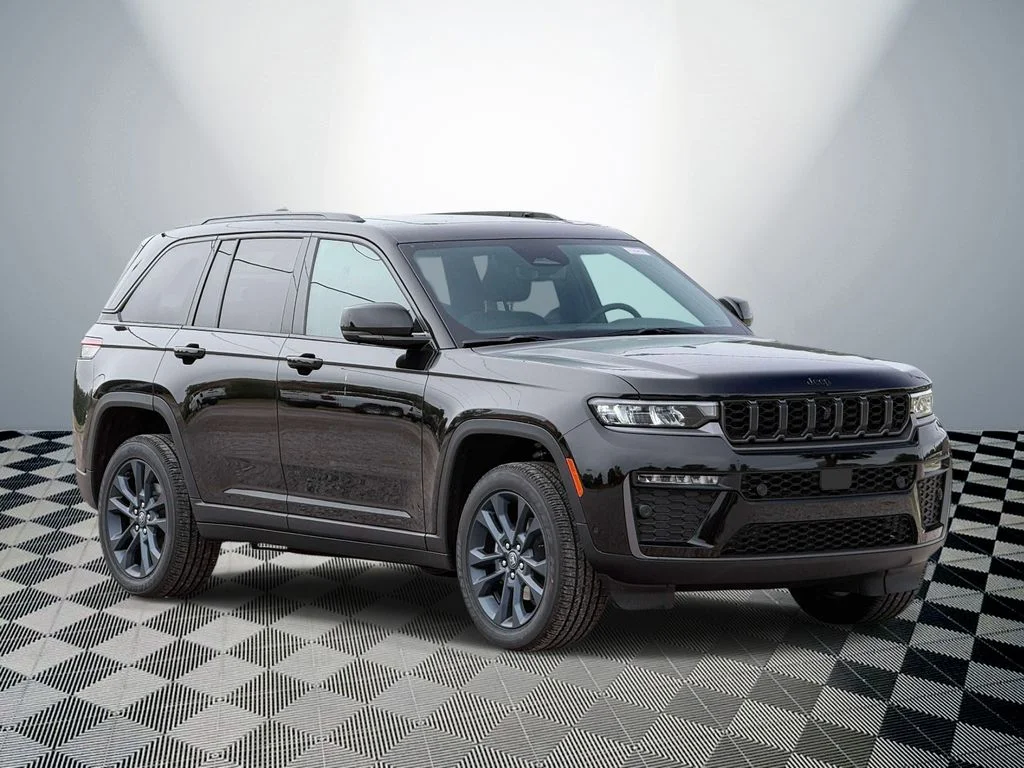 New 2026 Diamond Black Crystal Pearl-Coat Exterior Paint Jeep Limited image 4