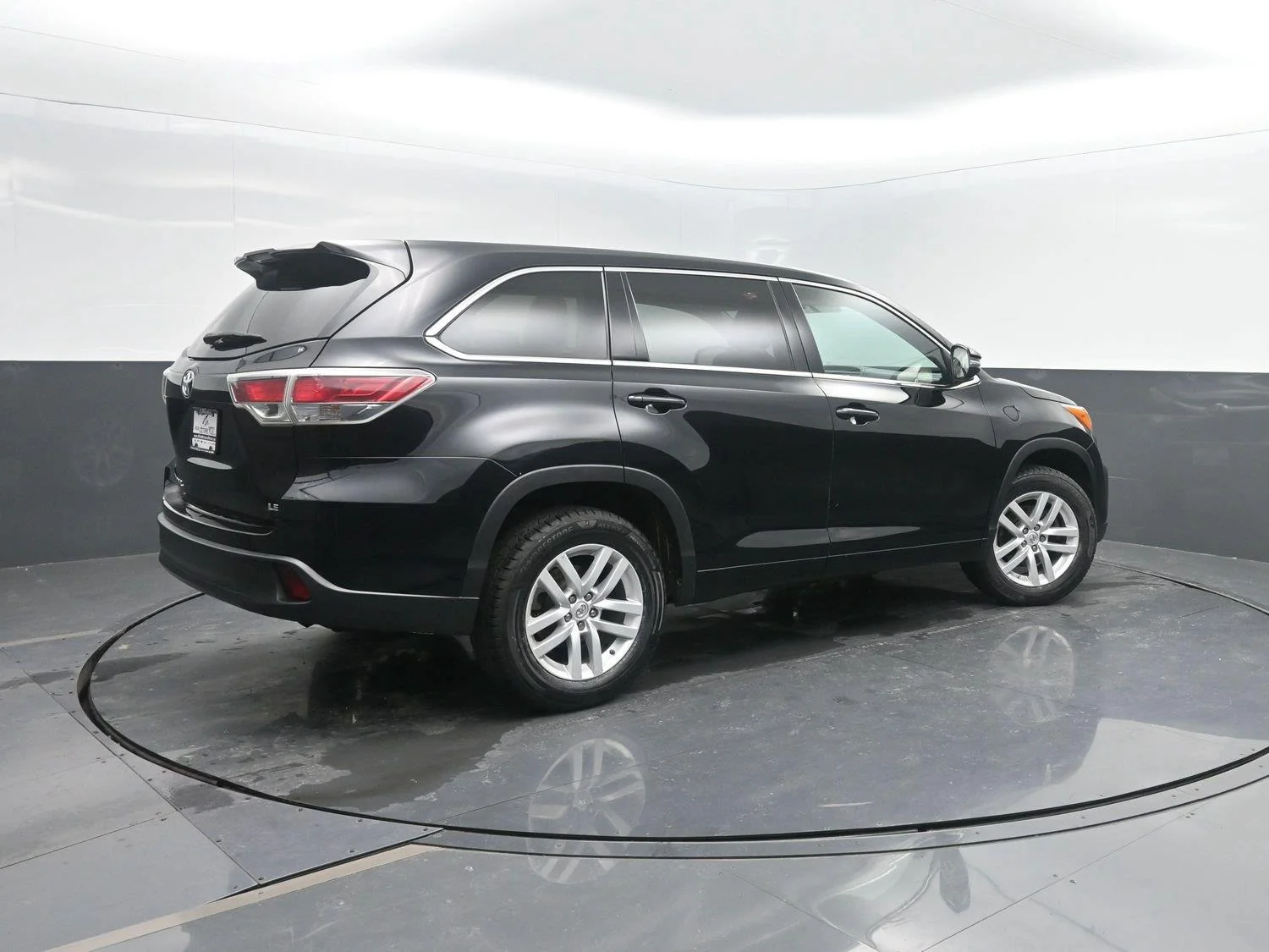 Used 2015 Toyota Highlander LE with VIN 5TDZARFH3FS011554 for sale in Charles City, IA