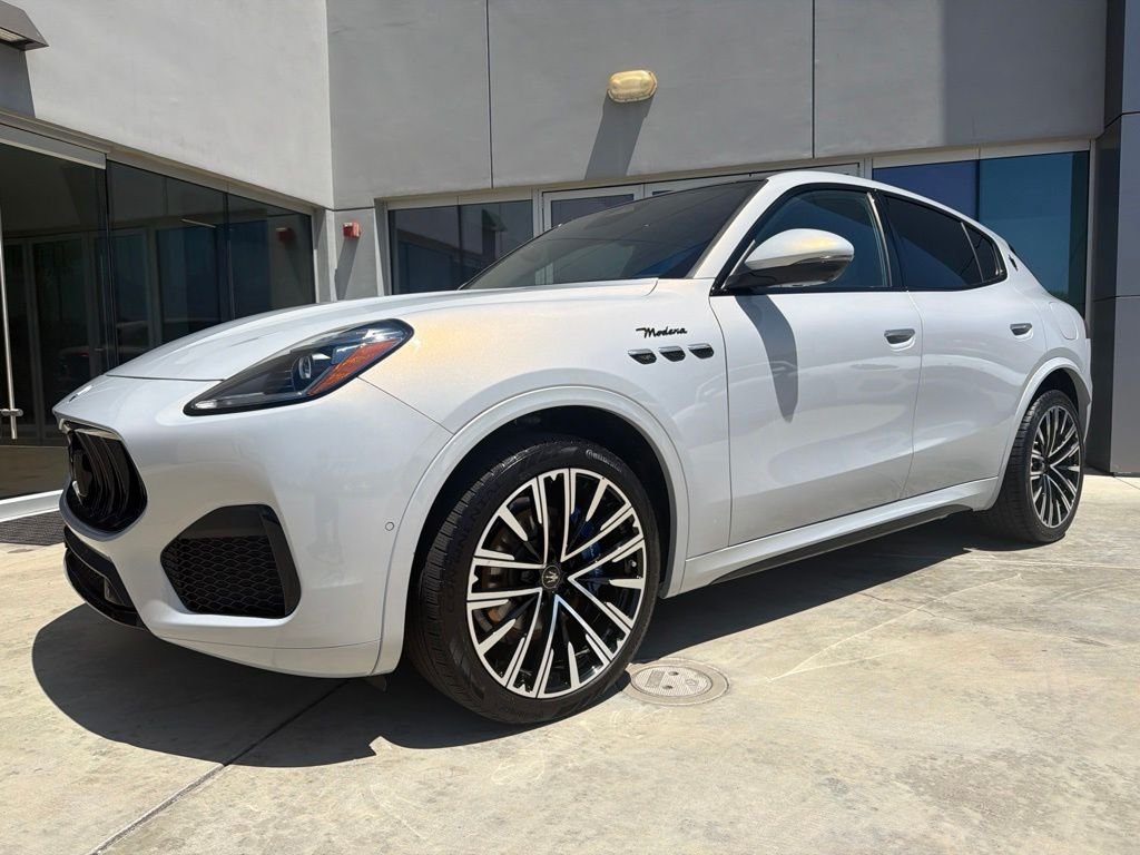 Certified Used 2023 Grigio Cangiante Tri-Coat Maserati Modena image 4