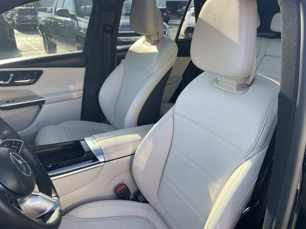 Used 2024  Mercedes-Benz GLC 300 image 23