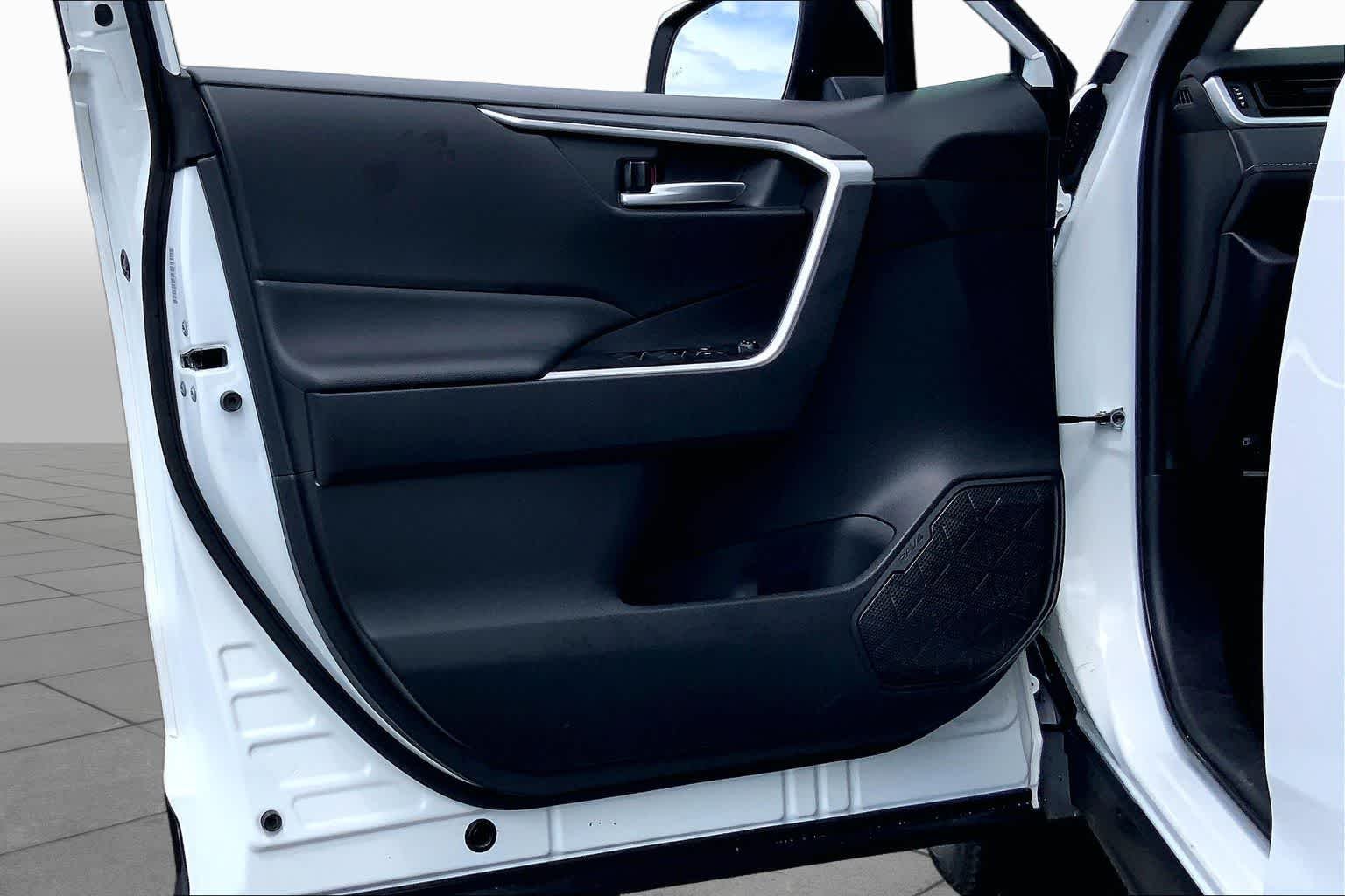 Used 2025 Ice Cap Toyota Hybrid XLE image 21