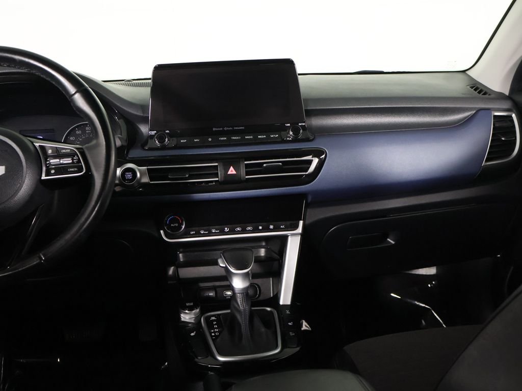 Used 2022 White Kia S image 31