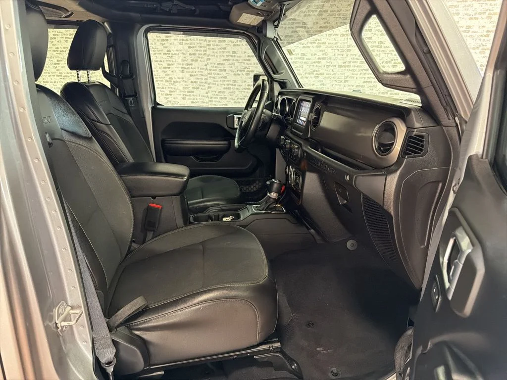 Used 2021 Silver Jeep Unlimited Sport image 11