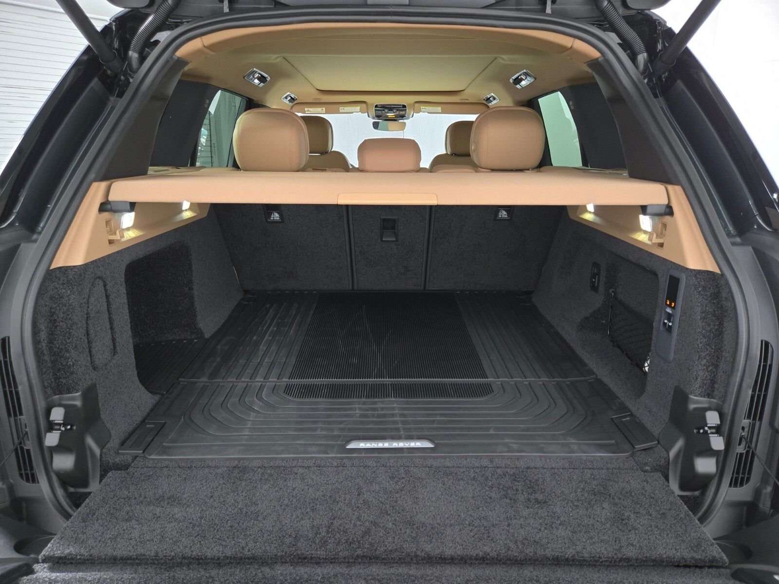 New 2026 Belgravia Green Land Rover SE image 15
