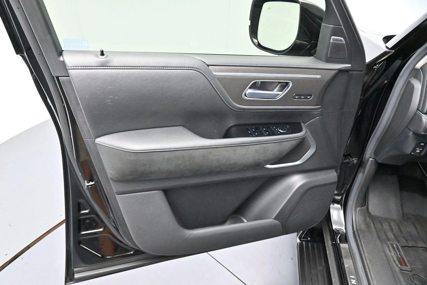 Used 2025 Black Obsidian INFINITI LUXE image 9