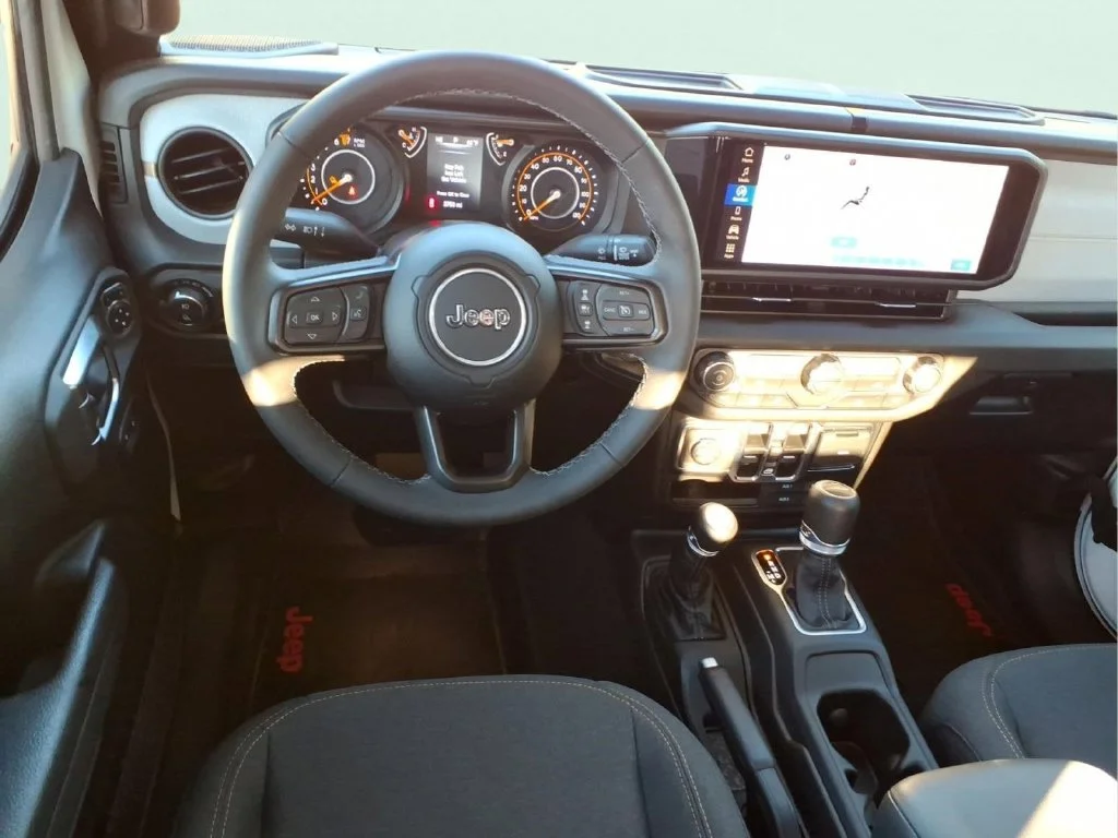 Used 2025 White Jeep Sport S image 17