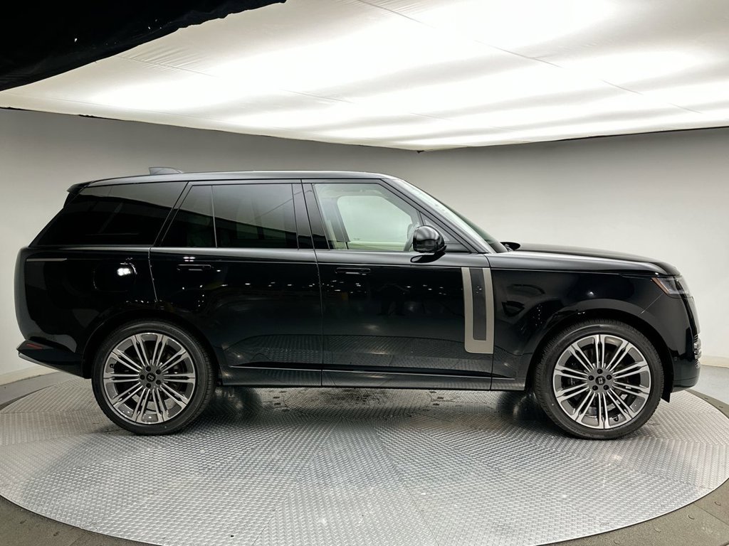 New 2027 Santorini Black Metallic Land Rover SE image 4