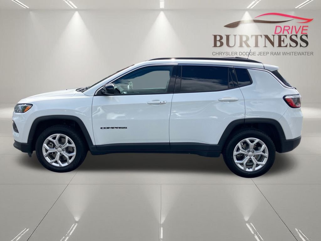 Used 2024 White/off-white Jeep Latitude image 5