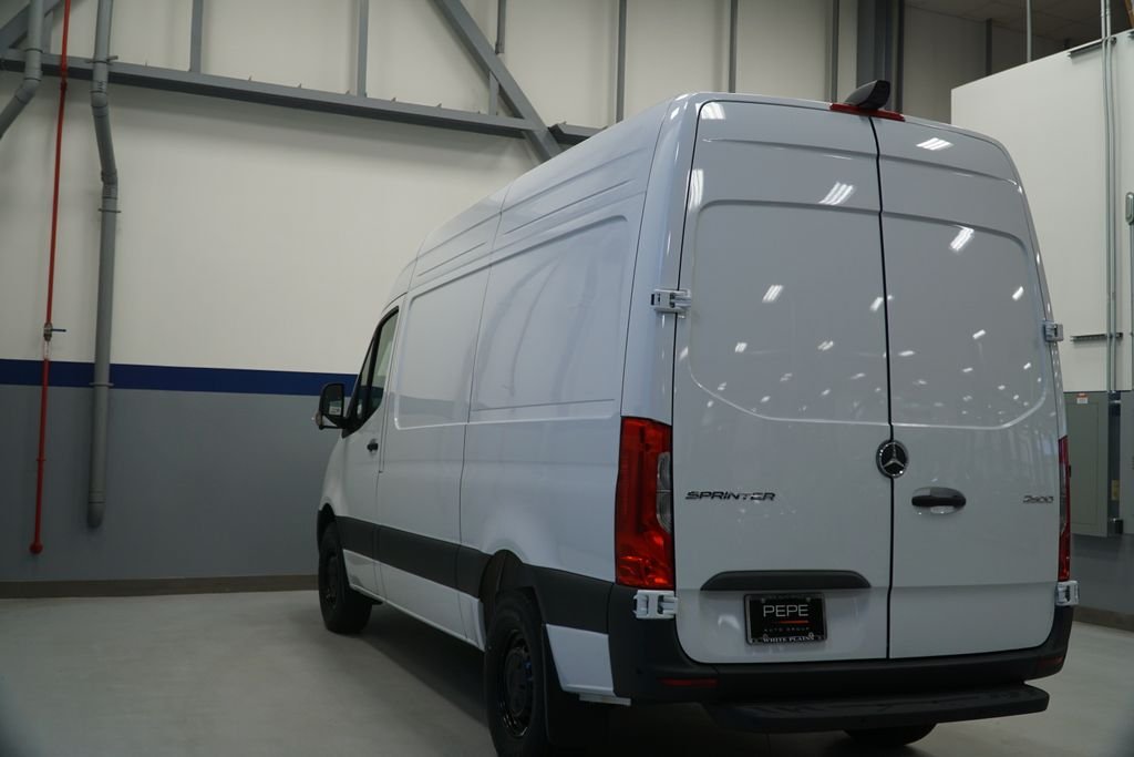 New 2026 Arctic White Mercedes-Benz Cargo 144 WB image 4