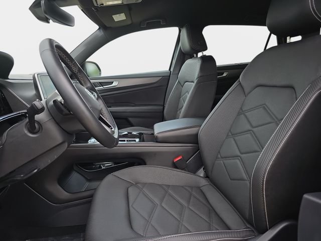Used 2025 Black Volkswagen 2.0T SE w/Technology image 18